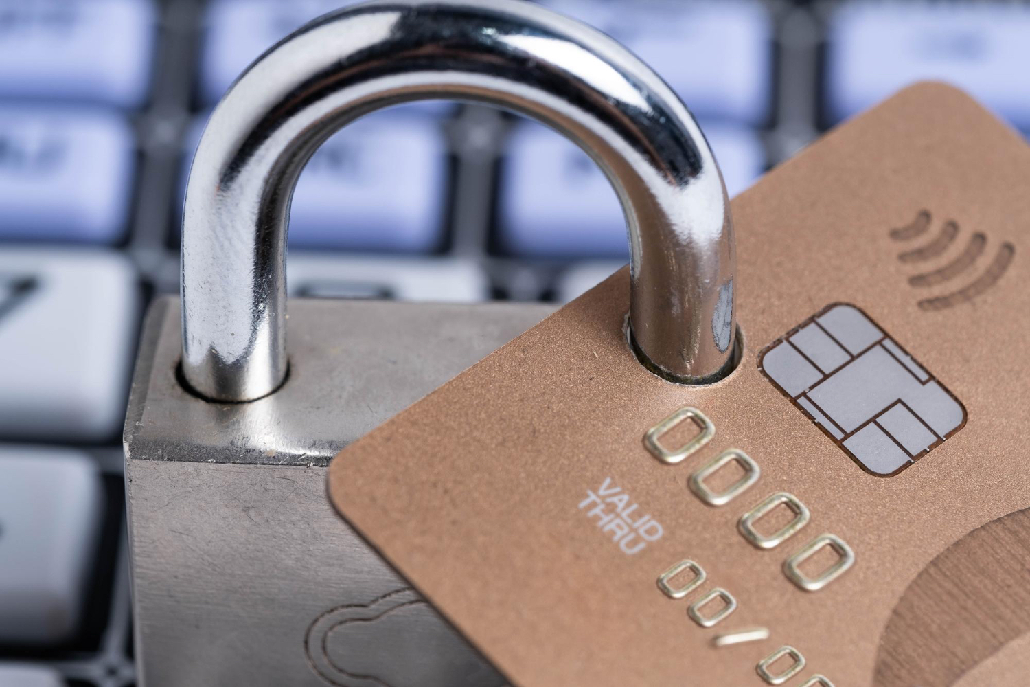 Poprirea pe contul de salariu: limite legale, ce sume nu pot fi executate silit și verificare online (ghid complet)